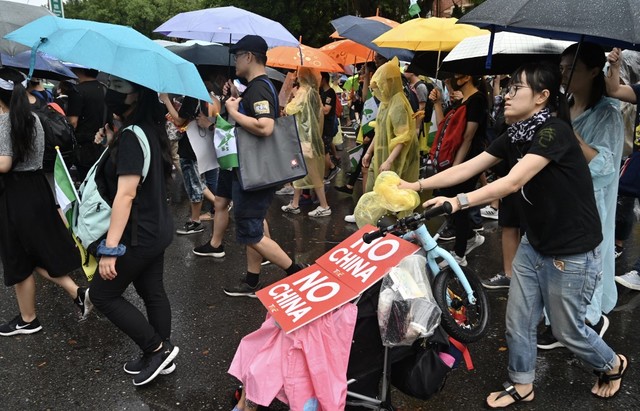 GLOBAL RALLY. Taiwanese march in the streets outside the parliament in Taipei during a demonstration to support Hong Kong's pro-democracy protests on September 29, 2019. Photo by Sam Yeh/AFP 