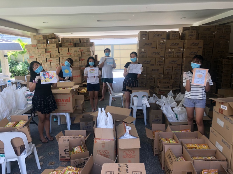 LETTERS OF HOPE. Staff of the Jesse M. Robredo Foundation and Kaya Natin! Movement showcase the letters sent in for the #SulatNgPag-asa campaign.
Photo from Kaya Natin! Movement