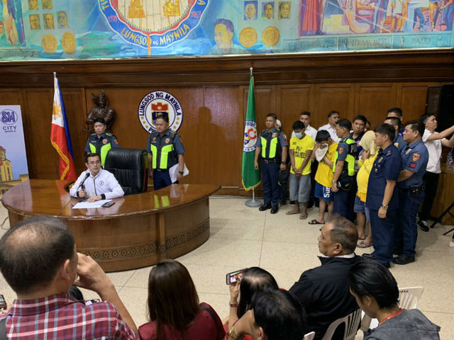 Hours after threats, Isko Moreno presents traffic enforcer ...