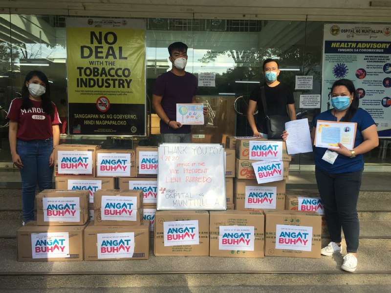 PADAYON. Medical frontline workers from the Ospital ng Muntinlupa receive Care Packages
courtesy of the Office of Vice President and Kaya Natin! Movement Donation Drive.
Photo from the Office of the Vice President