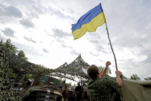 Kiev promises 'restraint' as army nears rebel Donetsk