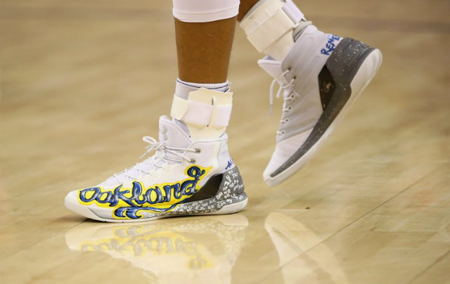 Curry's game-worn shoes sell for $30,000