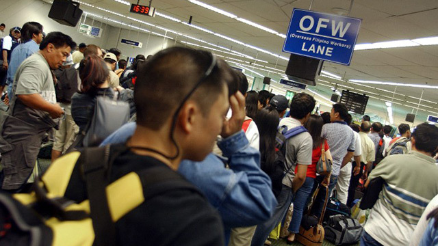 SSS CONTRIBUTIONS. Overseas Filipino Workers (OFW) contest new law provisions making SSS contributions mandatory for land-based overseas workers. File photo from Agence France-Presse 