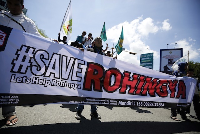 Kaum terpelajar di Aceh mengadakan demonstrasi terhadap pemerintah Indonesia agar menerima warga Rohingya yang terdampar di laut, pada 19 Mei 2015. Foto oleh Hotli Simanjuntak/EPA   