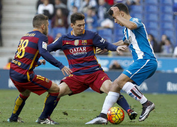 La Liga Espanyol Holds Barca To Draw Atletico Tops Table