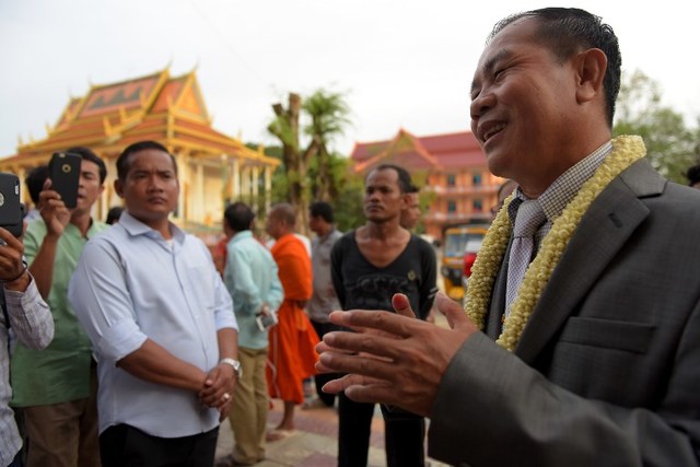 PARDONED. Former Cambodian opposition lawmaker Um Sam An (R) speaks to media at a pagoda after he was released by royal pardon in Phnom Penh on August 25, 2018. Photo by Tang Chhin Sothy/AFP