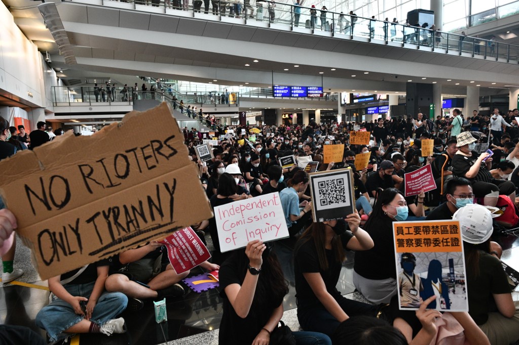 Hong Kongers defy police ban with mass 'anti-triad' rally