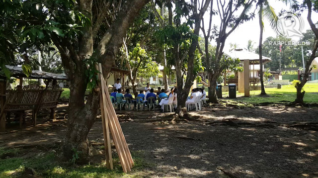'THERAPEUTIC COMMUNITY.' Residents of the Davao City Treatment and Rehabilitation Center for Drug Dependents listen to psychology students on April 28, 2016. Photo by Pia Ranada/Rappler  
