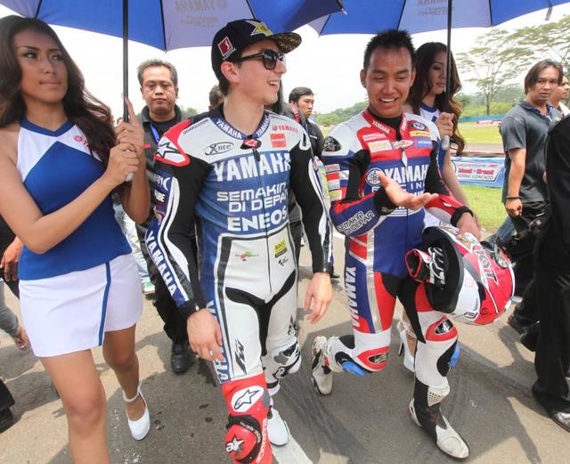 Juara dunia MotoGP 2015, Jorge Lorenzo dan mantan pembalap Moto2 asal Indonesia, Doni Tata di Sirkuit Sentul, Indonesia pada 30 Oktober 2012. Foto: Adi Weda/EPA