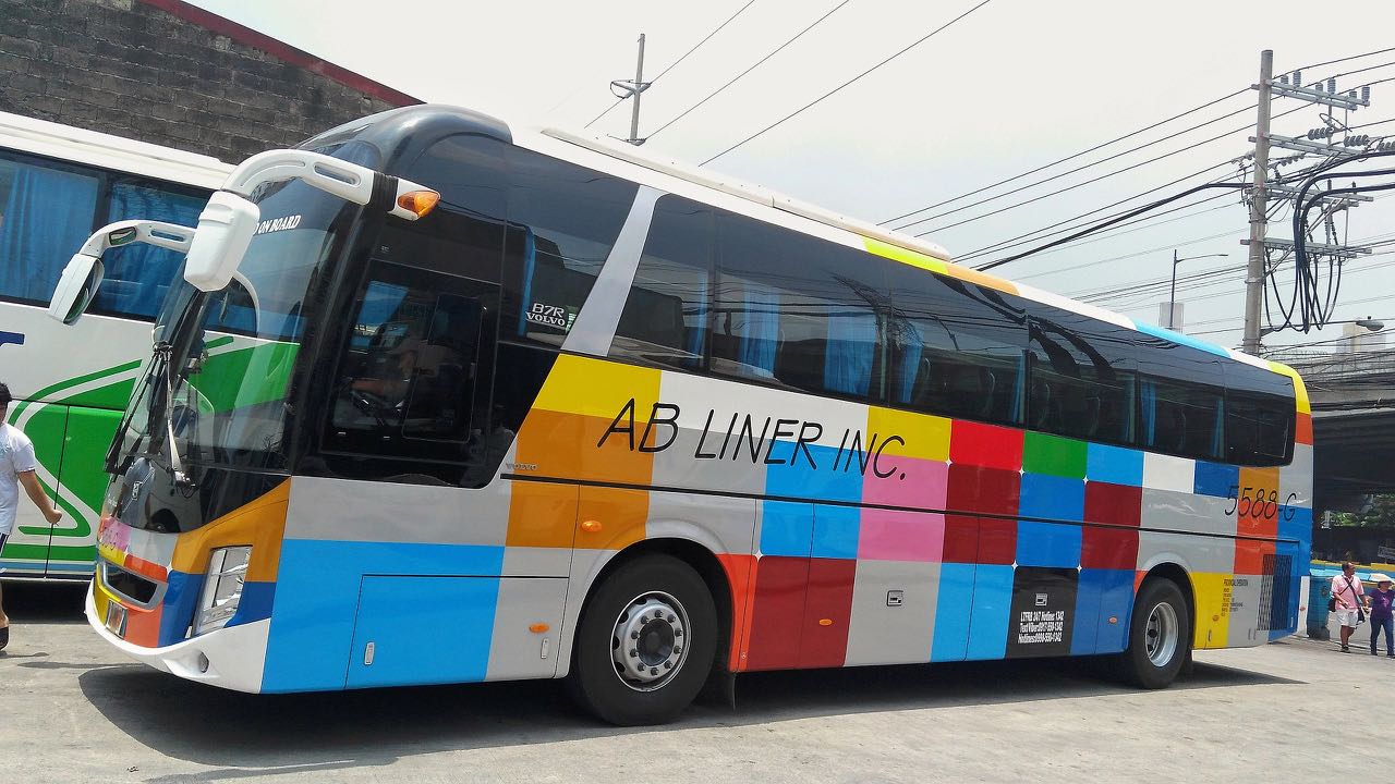 West Liner автобус. Автобус лайнер. Bus line on the Road. Bus Road line.