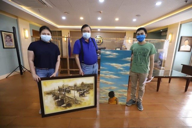 ART PLEDGE. Raisa Treñas and Iloilo City Mayor Jerry Treñas receive an art pledge from Ilonggo artist Sonny Tolentino at Iloilo City Hall. Photo from Iloilo City Government Facebook page