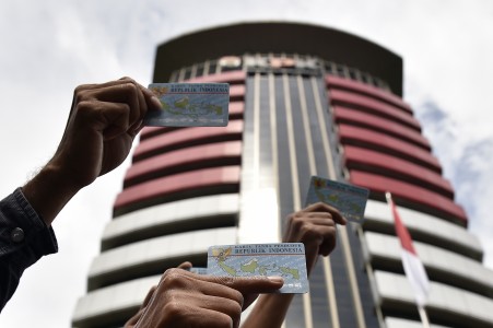 Aktivis yang tergabung dalam Masyarakat Sipil Prihatin Mega Korupsi KTP elektronik (E-KTP) menggelar aksi di depan gedung Komisi Pemberantasan Korupsi, Jakarta, Minggu (12/3). Foto oleh Puspa Perwitasari/ANTARA