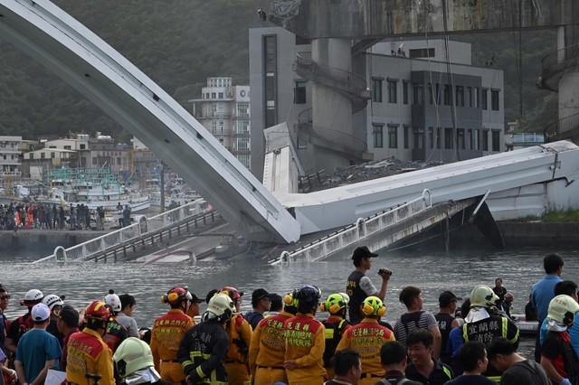 BRIDGE COLLAPSE. Rescue personnel look on at a bridge after it collapsed in the Nanfangao fish harbor in Suao township on October 1, 2019. Photo by Sam Yeh/AFP 