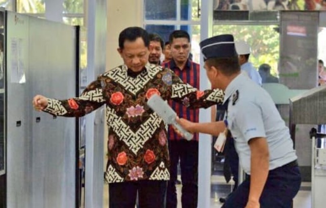 Kepatuhan Kapolri saat diperiksa di Bandara Sam Ratulangi