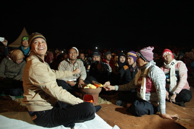 Hasil gambar untuk tungku atau penghangat  Dieng