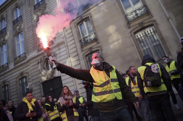 Yellow Vest Protests Against Macron Snarl Traffic Across France 8338