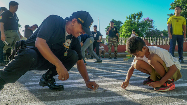 watch-cagayan-police-draw-pedestrian-lane-made-of-chalk