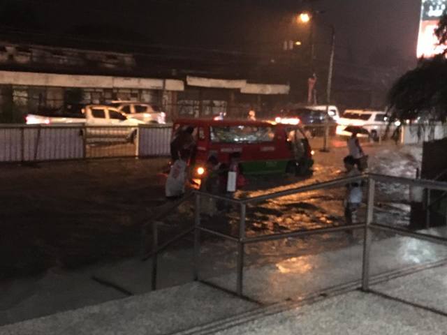 Heavy rain triggers floods in Bacolod