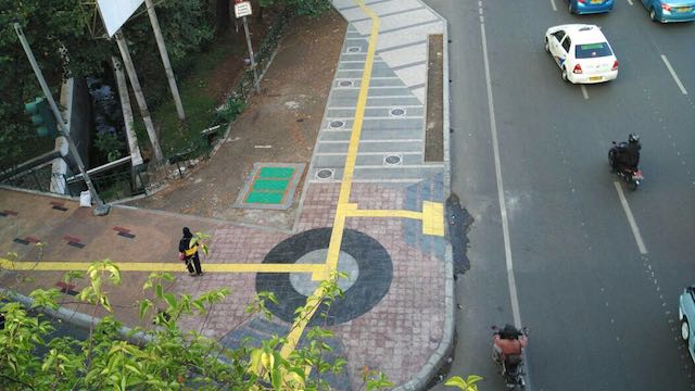 Memaksa mereka berjalan kaki di Jakarta