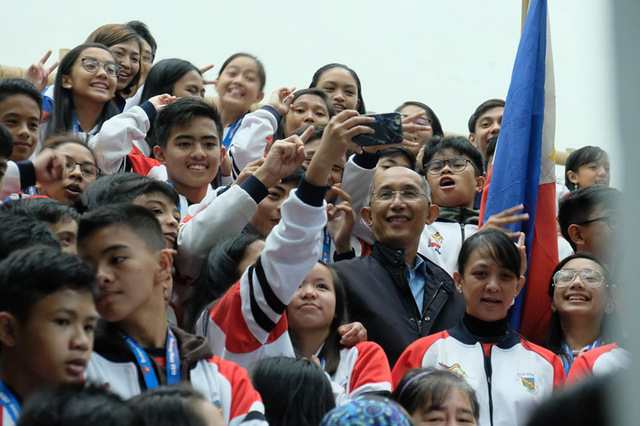 BAGUIO CHIEF. Baguio Mayor Benjamin Magalong with students. Photo courtesy of Baguio City PIO 