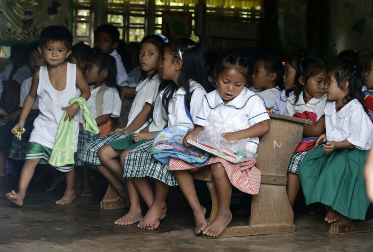 BACK TO SCHOOL. Overcrowding in schools is a phenomenon common in over-populated areas such as Metro Manila, Metro Cebu, and Metro Davao. File photo by Dennis M. Sabangan/EPA