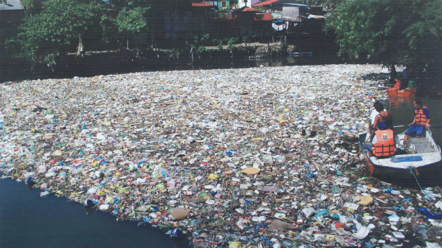 Gov't puts trash traps, warns 'esteroristas' in Pasig River