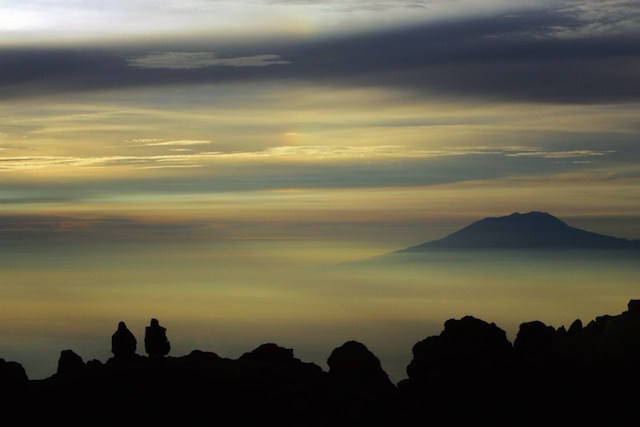 GUNUNG LAWU. Pemandangan matahari terbit dan Gunung Lawu terlihat dari Gunung Merapi. Foto oleh Olivier Laban-Mattei/AFP 