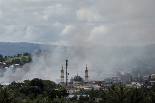 AFTERMATH. Smoke rises after aerial bombings by Philippine Air Force planes on Islamist militant positions in Marawi, on the southern island of Mindanao on June 6, 2017. Photo by Noel Celis / AFP 
