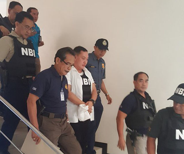 FACING THE COURT. SPO3 Ricky Sta. Isabel is escorted by National Bureau of Investigation agents and policemen at the Angeles City Hall of Justice. Photo by Jun A. Malig 