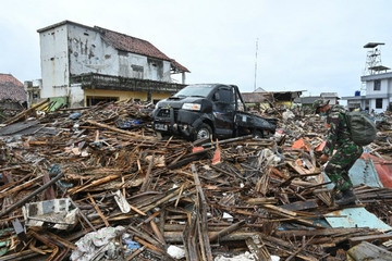 Run To The Hills Tsunami Fears Spark Chaos In Indonesia Town