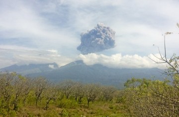 Anak Gunung Rinjani Siaga Wisatawan Enggan Dievakuasi