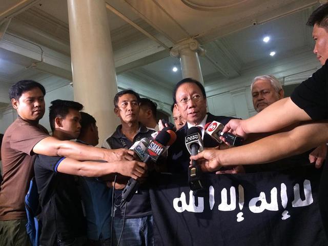 REBELLION? Solicitor General Jose Calida takes the ISIS flag to the Supreme Court (SC) on June 14, 2017 as part of evidence to say that ISIS links to local terror groups is proof that the Marawi City siege is a case of rebellion. Photo by Lian Buan/Rappler 