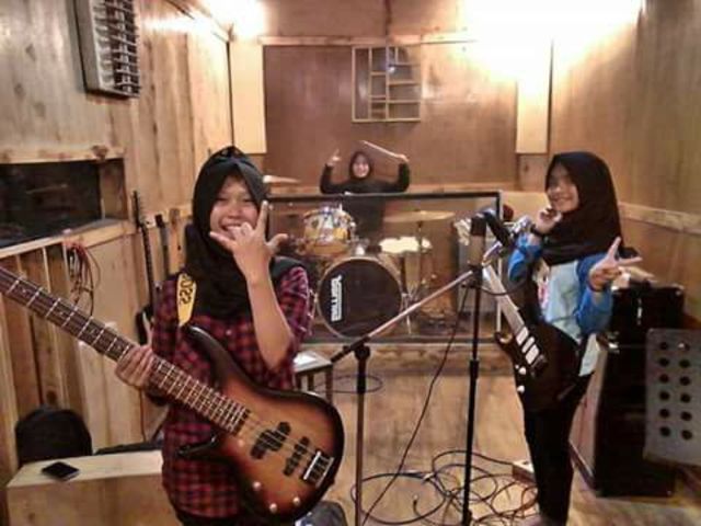 Biografi Profil Biodata Personil Voice of Baceprot Video VoB Band Hijaber Metal