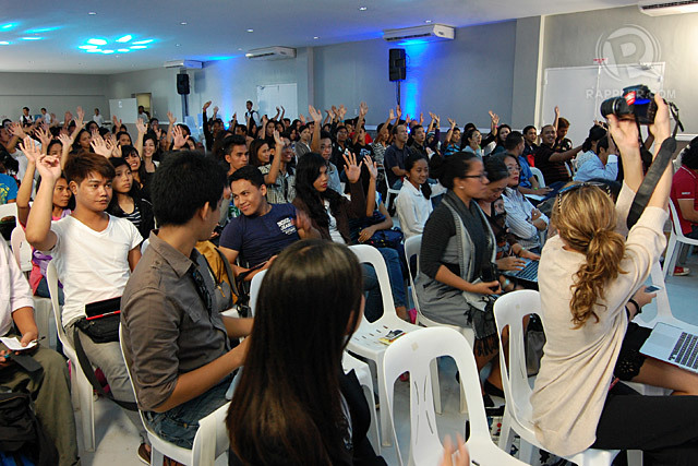 WHO'S ON SOCIAL MEDIA? Participants at the 2014 PH+SocialGood: Tacloban Journalism Forum on Friday, September 19. Leanne Jazul/Rappler