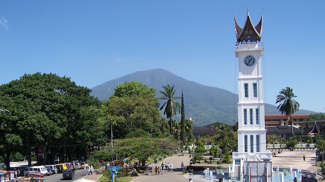 JAM GADANG. Salah satu ciri khas kota Bukittinggi, jam gadang. Foto dari Hanafi/wiki commons. 