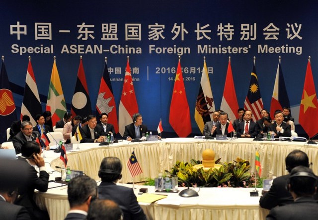 ASEAN-CHINA RELATIONS. Chinese Foreign Minister Wang Yi (3rd R) and foreign ministers from ASEAN-member nations attend a special ASEAN-China foreign ministers' meeting in Yuxi, southwest China's Yunnan Province on June 14, 2016. Stringer/AFP

