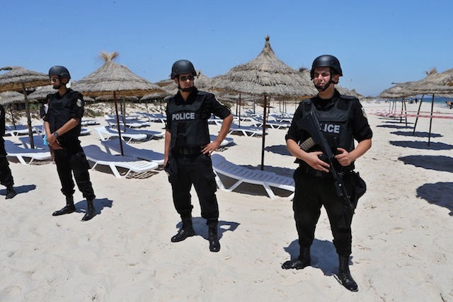 epa-20150703-tunisia-beach-attack-security-001-640_73009AD2EBEB432BAA480816E0224688.jpg