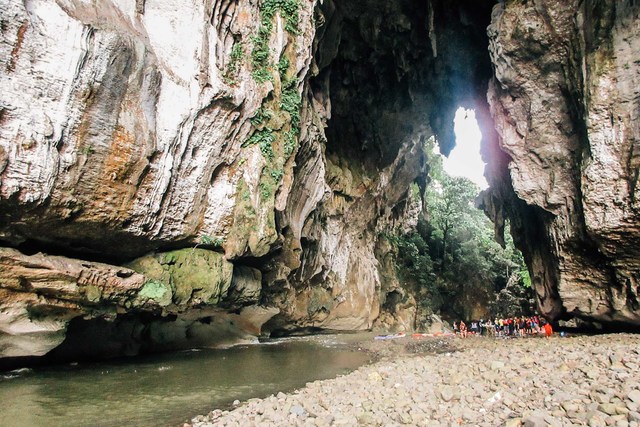 ROCKING IT. Sohoton National Park has imposing yet beautiful rock formations. Photo by Josh Berida 