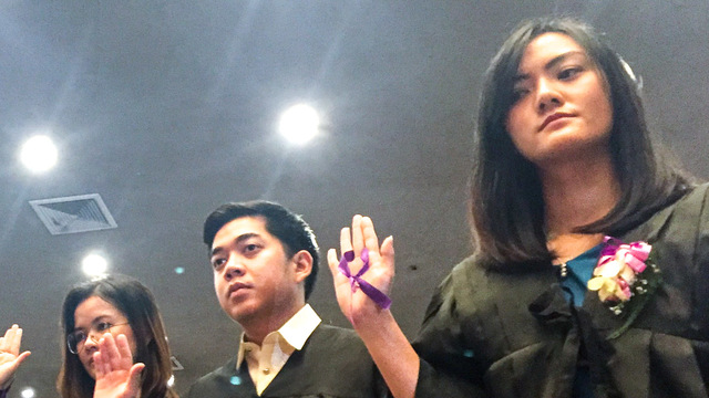 AT RISK OF CONTEMPT. Audrey Ng (utmost right) wears a purple ribbon on her hands during the oath taking of new lawyers in a Supreme Court special en banc session on June 1, 2018 at the PICC in Pasay. Photo by Lian Buan/Rappler 