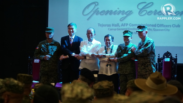 JOINT DRILLS CONTINUE. Philippine and US officials link arms at the opening ceremony of Balikatan 2017. Photo by Jeff Digma/Rappler  