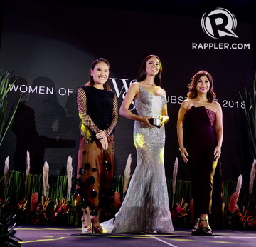 STYLE ICON. Catriona Gray receives the award from People Asia's Joanne Ramirez and Dr Aivee Teo. 