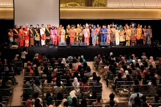 Delegasi Indonesia Youth Conference mengenakan pakaian tradisional di panggung,
