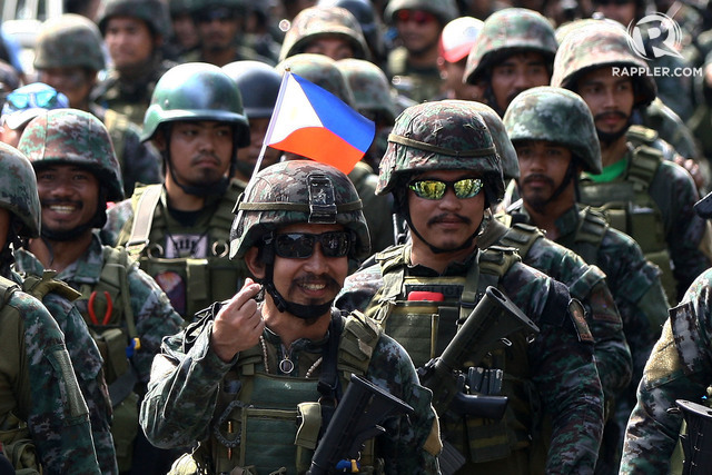 SERVICE. Members of the PNP Special Action Force from war-torn Marawi City get a hero's welcome from the public as they arrive at Camp Bagong Diwa in Taguig City. File photo by Ben Nabong/Rappler 