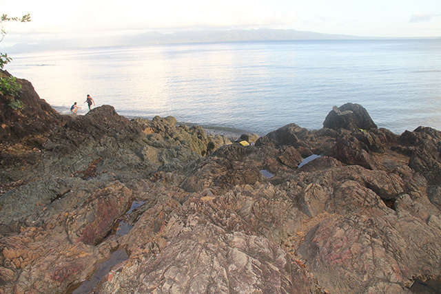 Albay beach reveals ancient 'pillow lava'