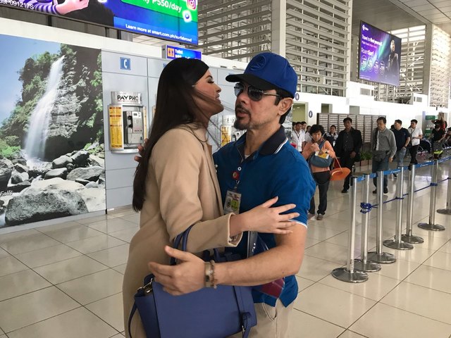 ALL GROWN UP. Mariel gets a hug from her father, actor Christopher de Leon as she competes in Japan for Miss International 2017. 