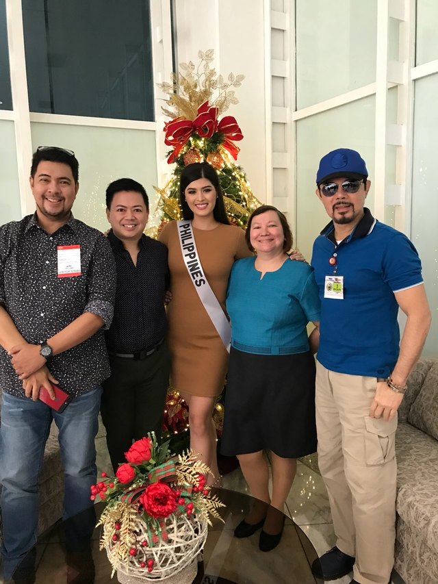 SEND-OFF. Rappler contributor Voltaire Tayag, Christopher de Leon and the Binibining Pilipinas Charities staff led by Gines Enriquez and Liliana Soriano send Mariel off to Japan. All photos by Voltaire Tayag/Rappler 