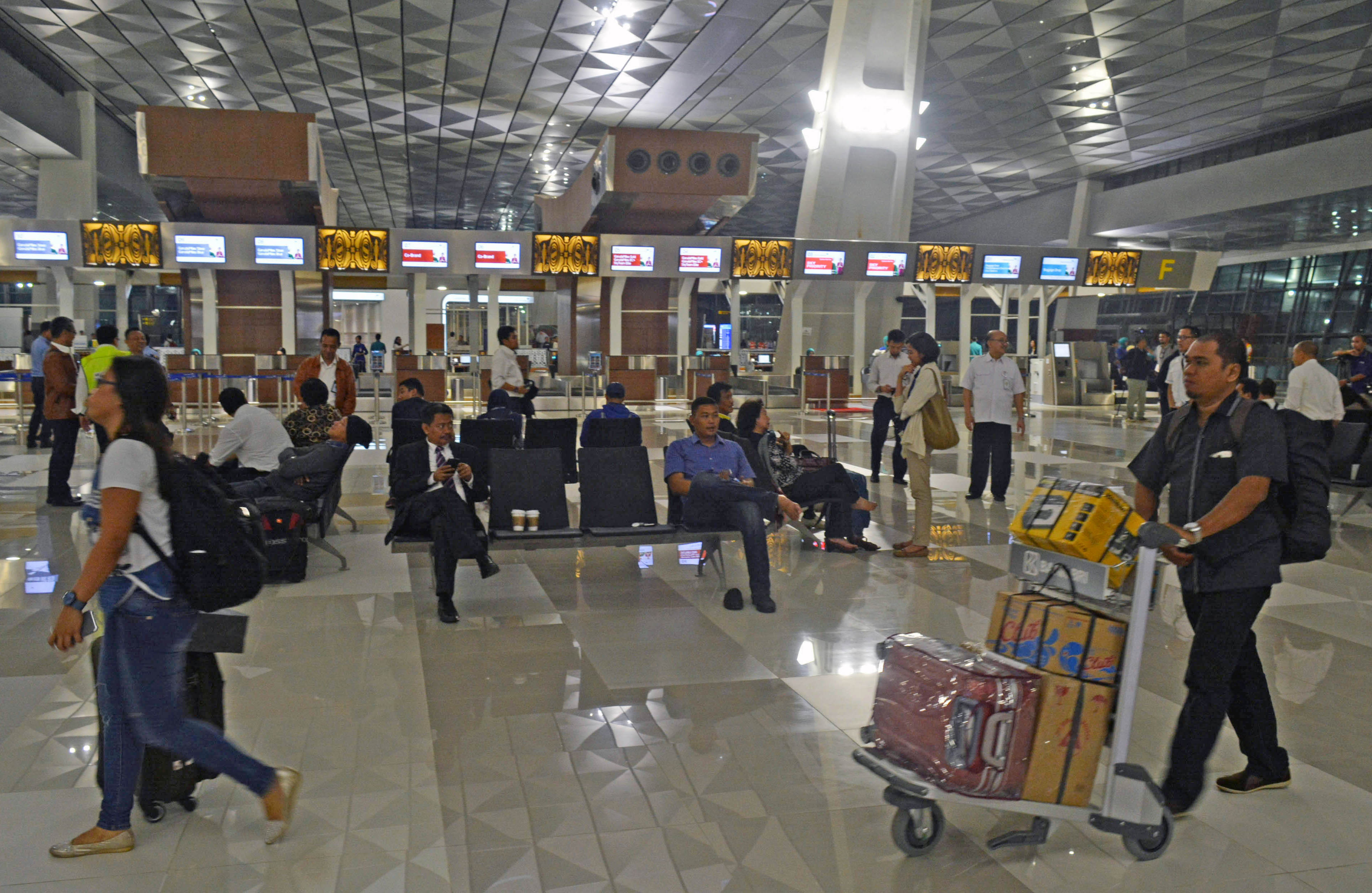 Lowongan Porter Bandara Soekarno Hatta : Terdapat sejumlah ...