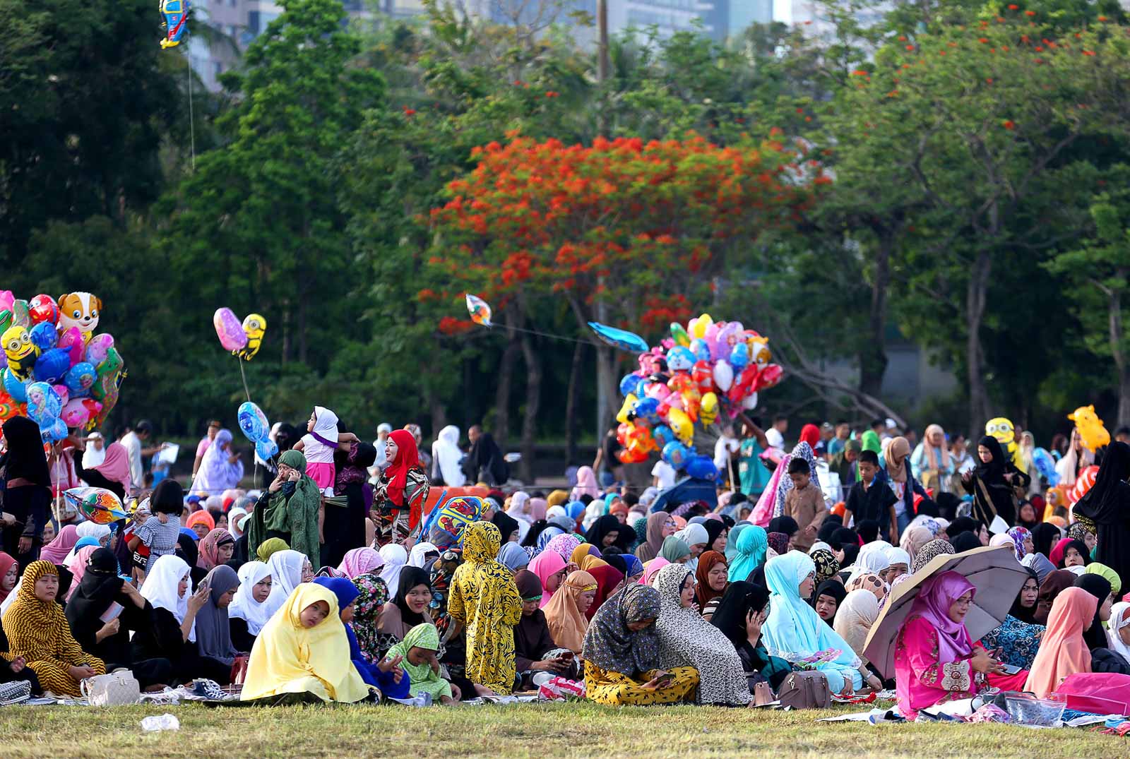 IN PHOTOS Filipino Muslims break fast at start of Eid'l Fitr