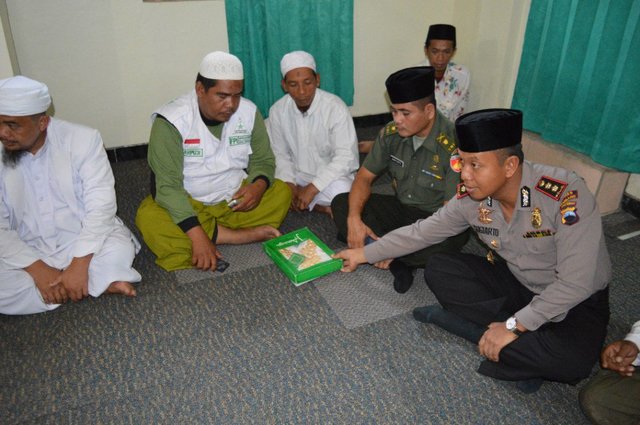 Polisi lucuti atribut anggota FPI saat hendak ke Ponpes 