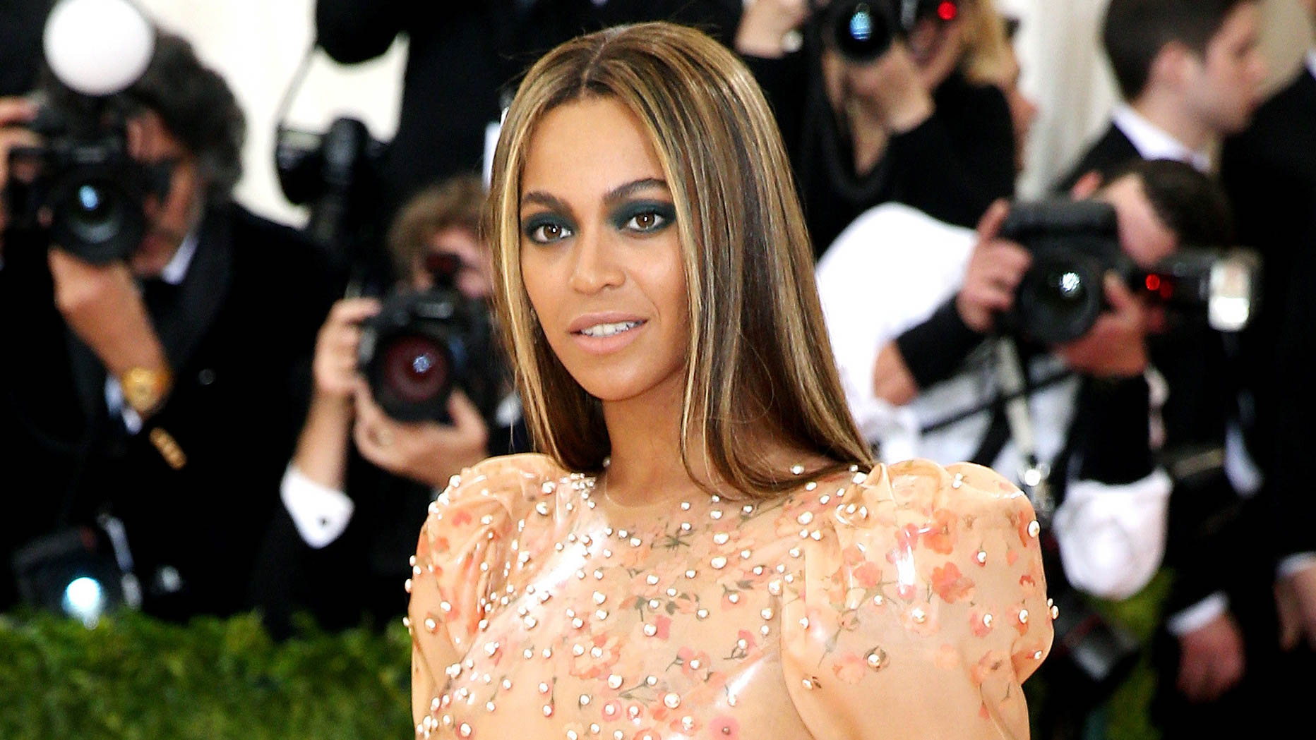 Beyoncé pleads to end 'war' on minorities after shootings